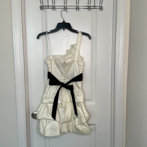 One shoulder Dress Cream and Black Size 7 Junior - Picture 3 of 4